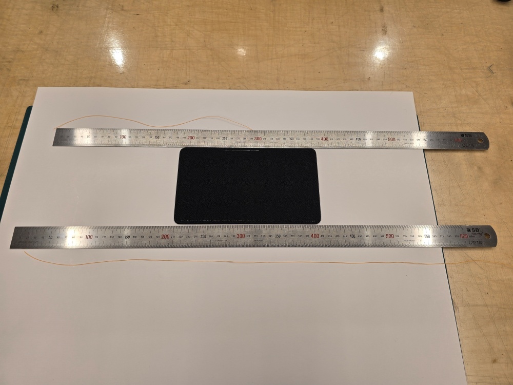 짧은 봉제선과 긴 봉제선에 다르게 준비한 새들 스티치 실