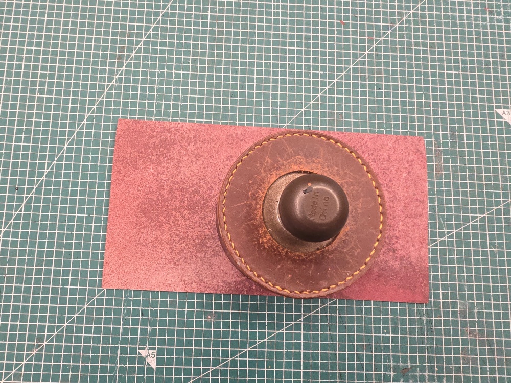 재단한 가죽과 패턴을 뒤집어 비교한 모습